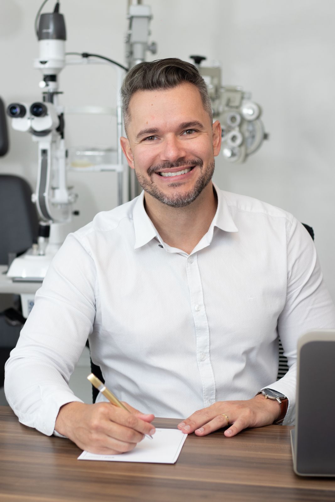 Dr. Anderson Martins, oftalmologista
